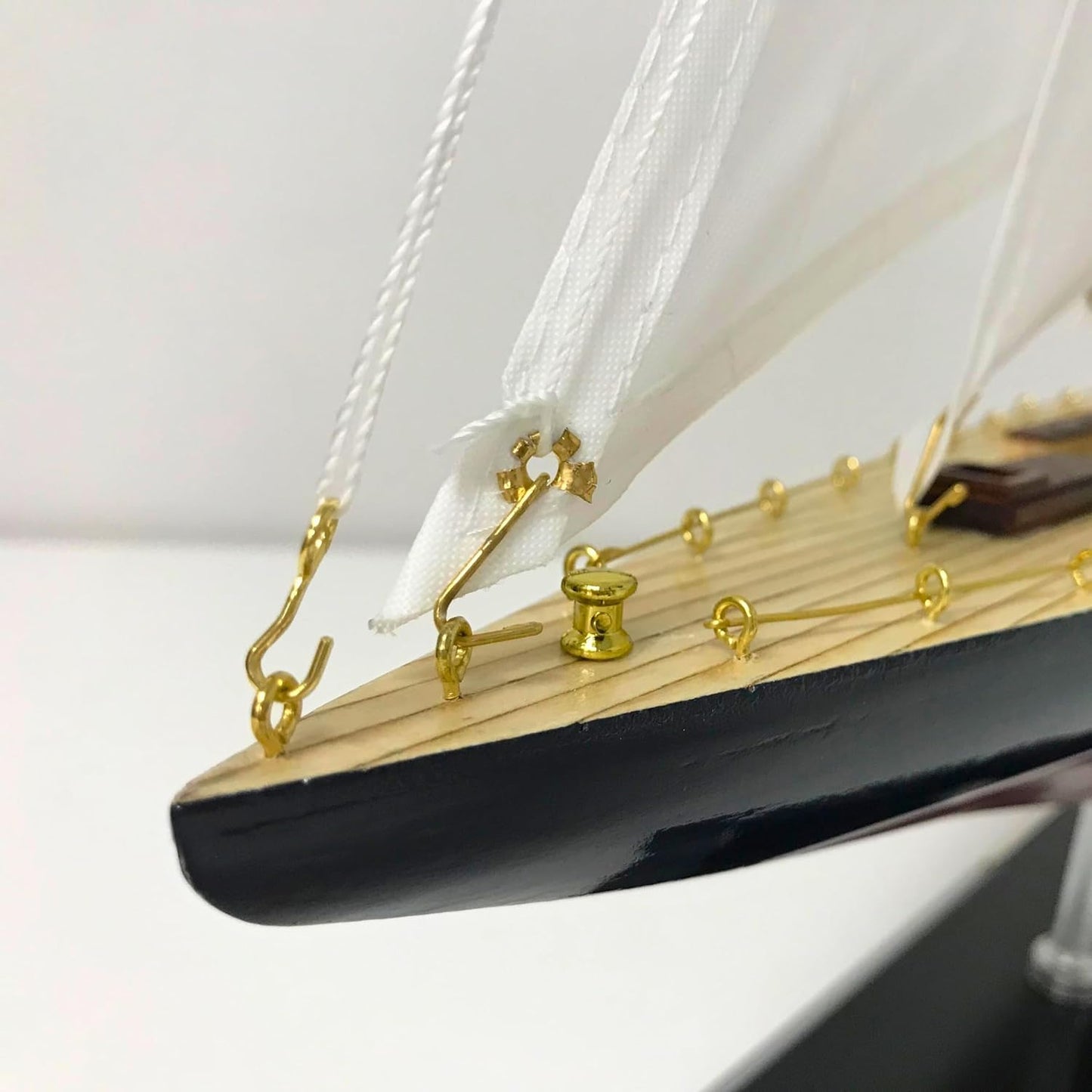 Wooden Sailboat Model – Handcrafted Nautical Yacht Replica (4 Sizes Available)
