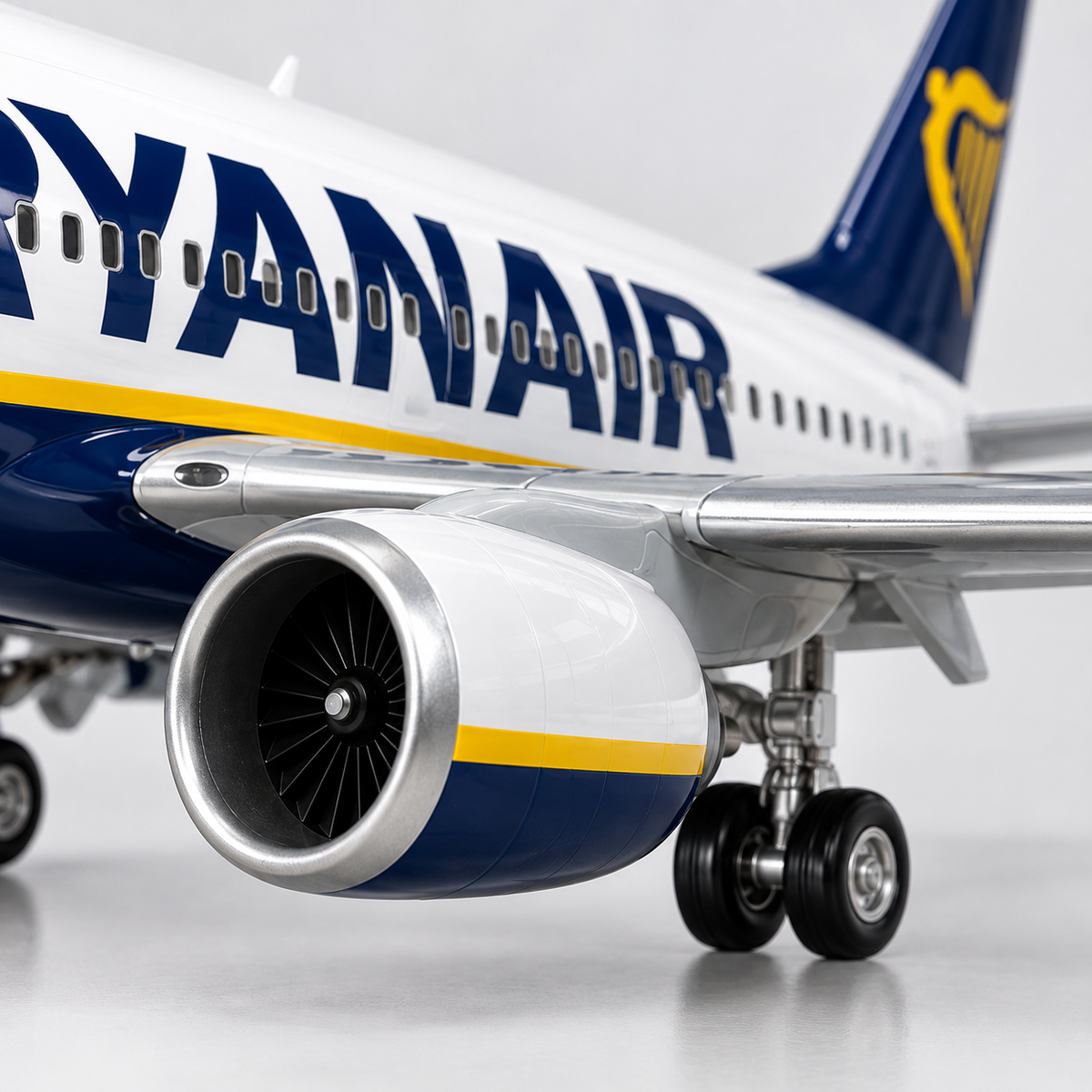 Ryanair Boeing 737 Model Aircraft Display – Perfect for Aviation Enthusiasts