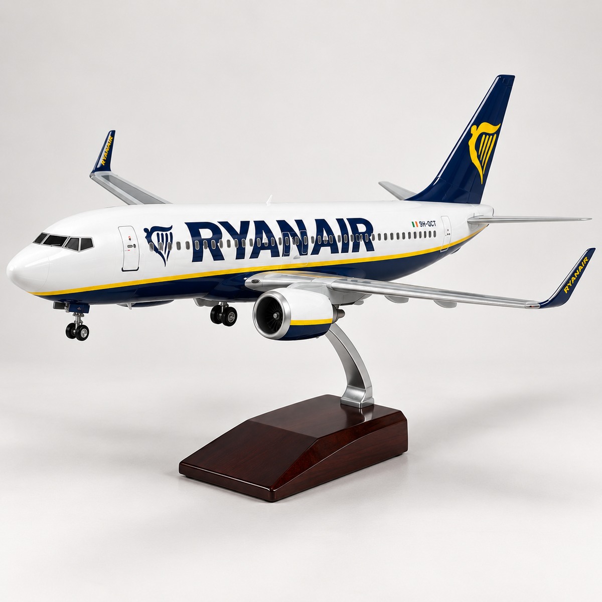 Ryanair Boeing 737 Model Aircraft Display – Perfect for Aviation Enthusiasts