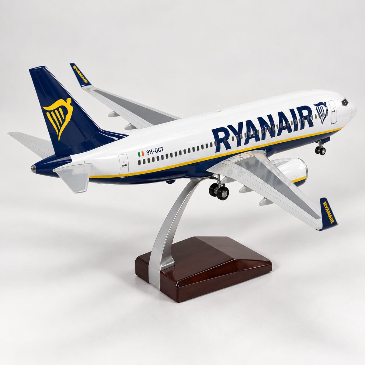 Ryanair Boeing 737 Model Aircraft Display – Perfect for Aviation Enthusiasts