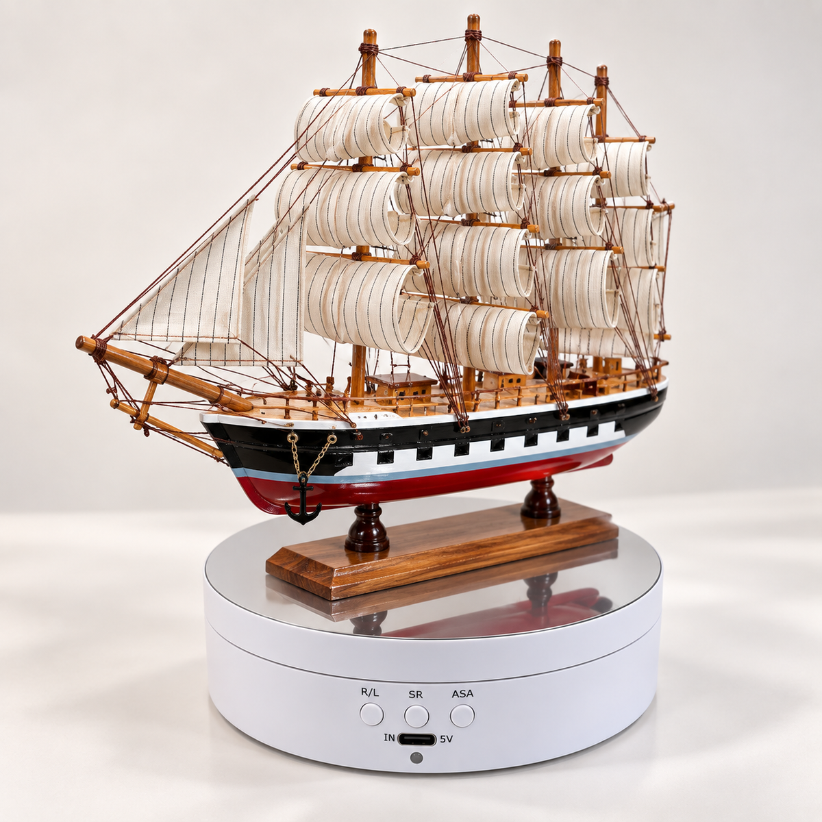 360 Degree Rotating Display Stand – Showcase Products with Stunning Reflections