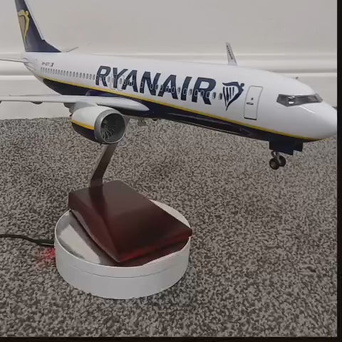 video showing ryanair model plane